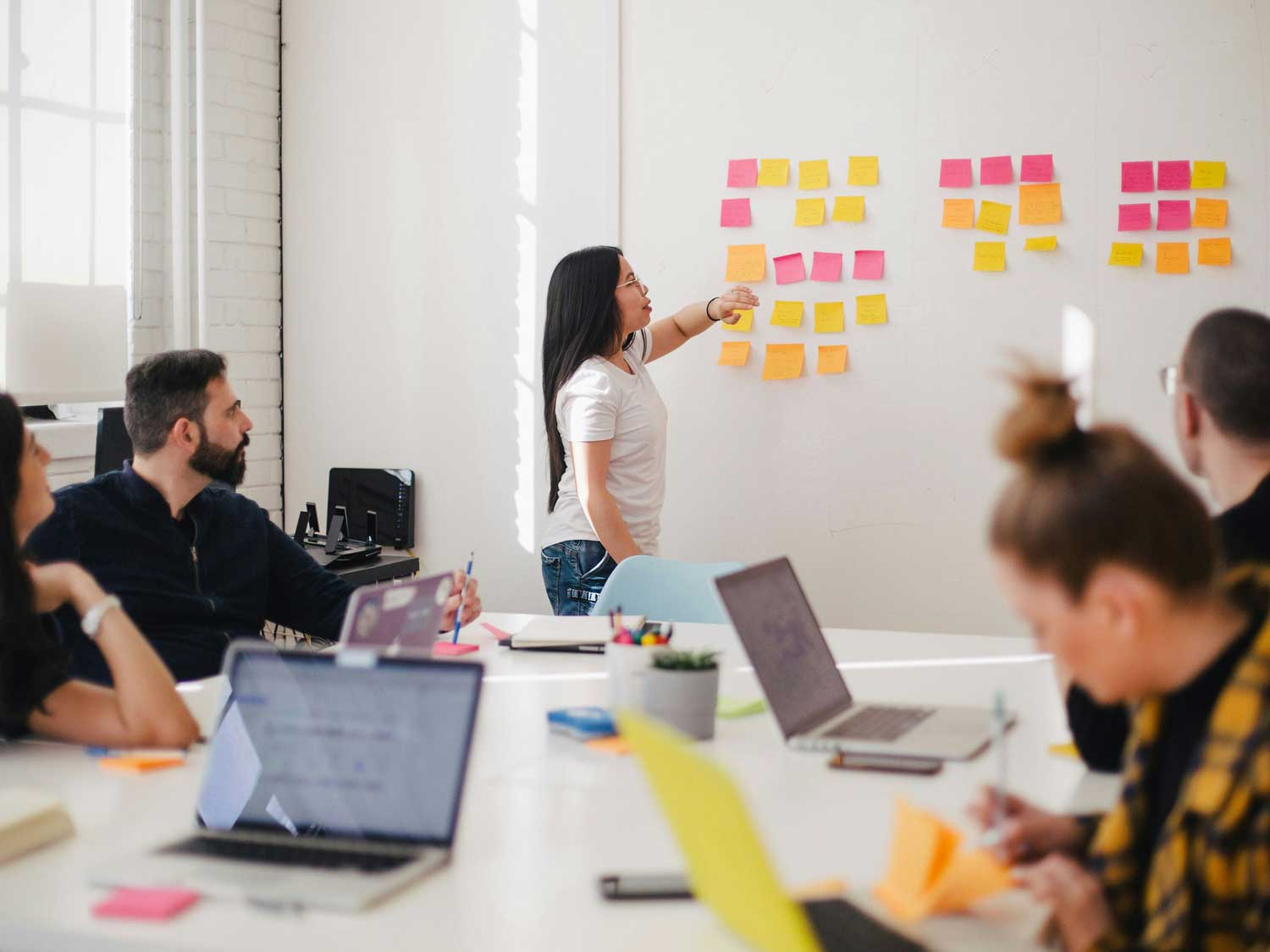 A woman leading a meeting discussing user experience.